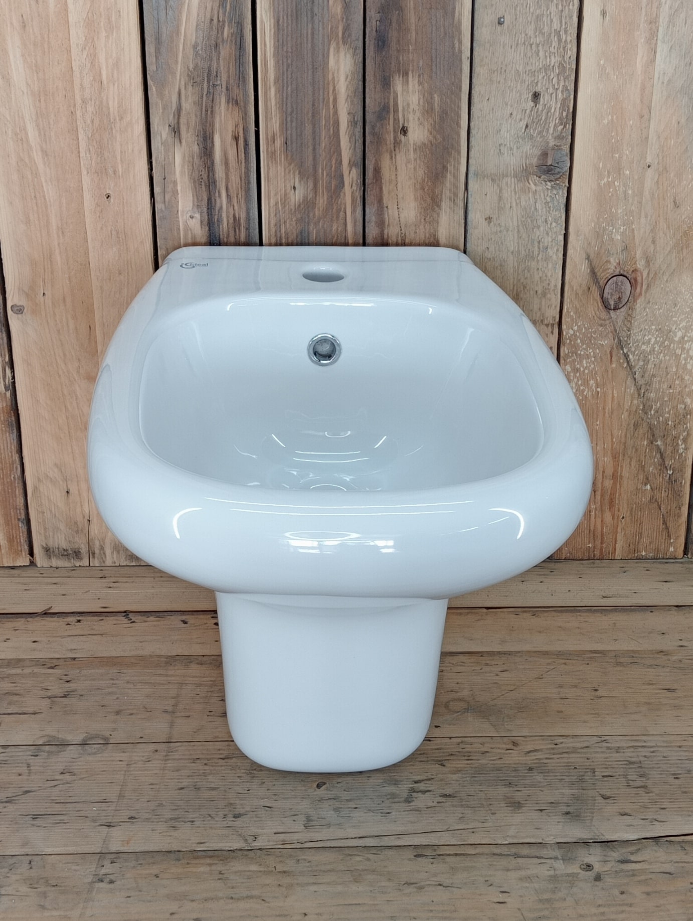 Bidet a sospensione della Ideal Standard linea Tesi