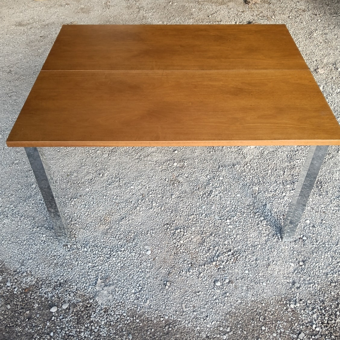 Tavolo estensibile ,piano in legno gambe metallo
