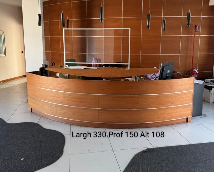 Banco Reception in legno curvo