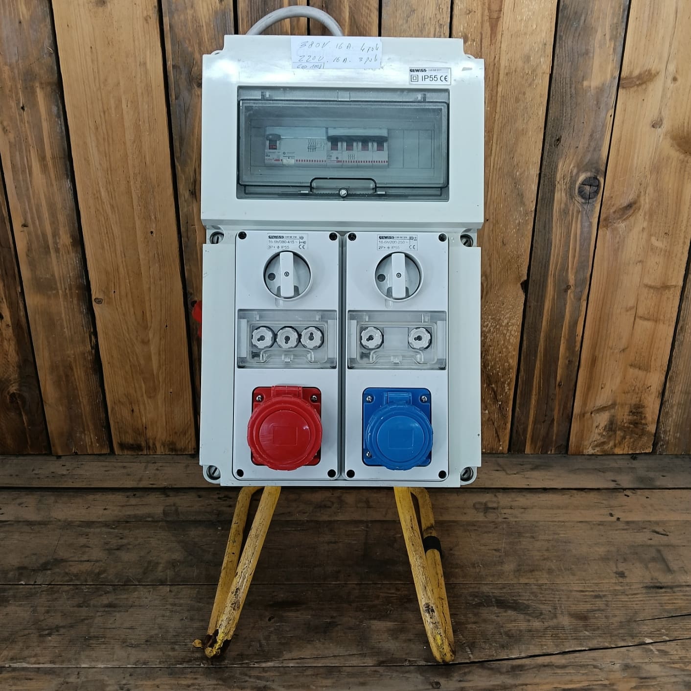 Quadro mobile Gewiss. prese da 380 V, 220 V