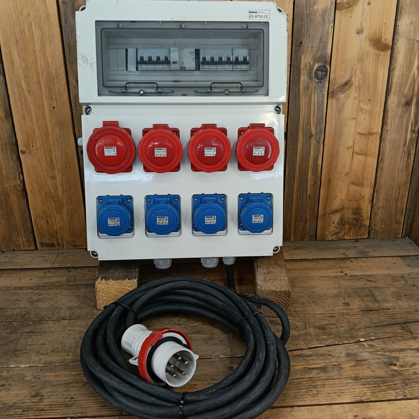 Quadro Gewiss, 4 prese 380 V, 63 A ; 4 prese 220 V.