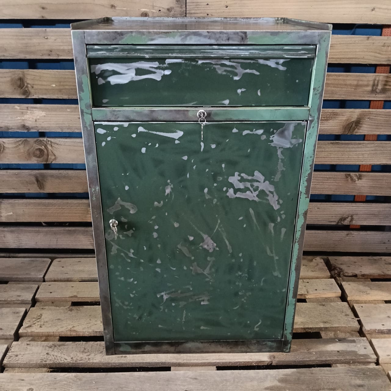 Armadietto industrial vintage in metallo verde